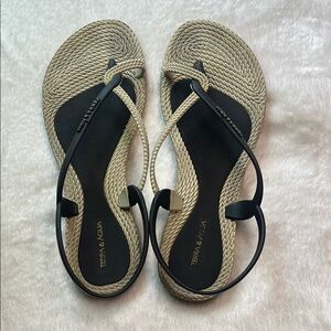 Terra & Agua Black and Tan Women's Sandals